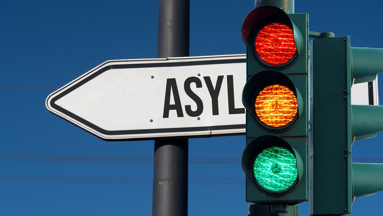Ampel und das Schild Asyl