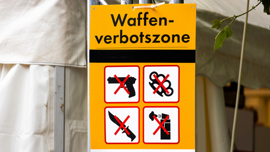 Schild einer Waffenverbotszone in der Innenstadt