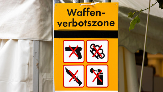 Schild einer Waffenverbotszone in der Innenstadt