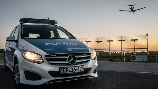 Polizeiauto am Flughafen